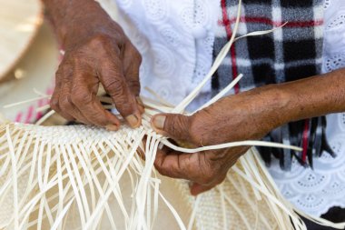 Köylüler Bangkok Tayland, Tayland el yapımı ürün communitys halkının günlük kullanım eşyaları için farklı formları içine örmeye bambu çizgili aldı.  