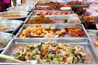 Tayland sokak yiyecekleri, Tayland yemekleri stili Tayland pazarı Bangkok 'ta pirinç ve köri..
