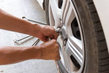 Bangkok Tayland: 3 Şubat 2019:-araba mechanician değişen lastik araba tekerlek içinde oto tamircisi 
