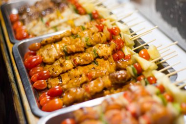 Barbekü, şişleri tepsisindeki Aperatif yiyecek şenlikli parti toplantılar için küresel Tayland'da popüler.