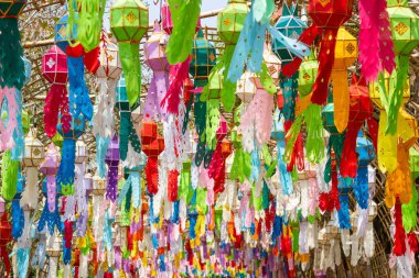 Fener Tay tapınak ve Tay ev yapımı bambu kağıt Chiang Mai, Tayland Tayland Lanna Kuzey Tay tarzında fenerler tarzda asılı