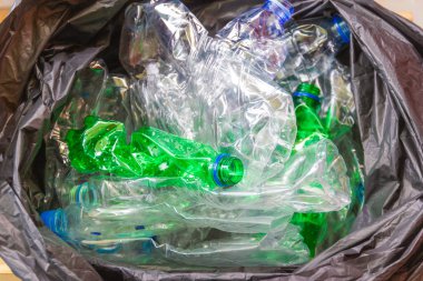 Geri dönüşüm plastik şişe atık geri dönüşümlü, boş kullanılan plastik şişe geri dönüşüm kavramı