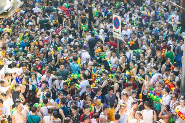 Bangkok Tayland - 13 Nisan 2018: Songkran Festivali, Bangkok Silom Road ünlü Songkran Festivali bu popüler su savaşı yerleştirir Bangkok, Tayland Songkran sırasında.