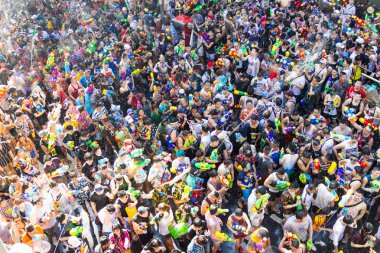 Bangkok Tayland - 13 Nisan 2018: Songkran Festivali, Bangkok Silom Road ünlü Songkran Festivali bu popüler su savaşı yerleştirir Bangkok, Tayland Songkran sırasında.
