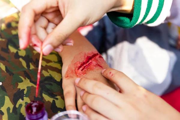 Experto Hacer Heridas Falsas Heridas Falsas Los Brazos Los Niños —  Fotos de Stock