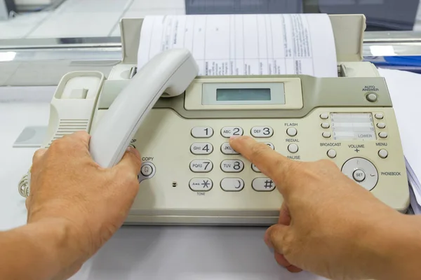 Hand Mann Verwenden Ein Faxgerät Senden Papier Büro Business Konzept — Stockfoto