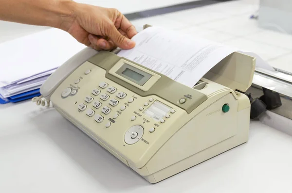 Άνθρωπος Χέρι Χρησιμοποιείτε Ένα Χαρτί Μηχάνημα Αποστολή Fax Γραφείο Της — Φωτογραφία Αρχείου