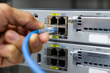 Sfp modül bağlantı Datacenter odasında kavramı iletişim teknolojisi bağlanmak için ağ kablolarını tutan adamın elini