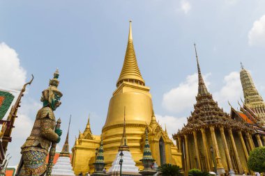 Tapınağı Emerald Buda en önemli Budist tapınak Tayland olarak kabul edilir ve önemli bir turistik Bangkok olduğunu.