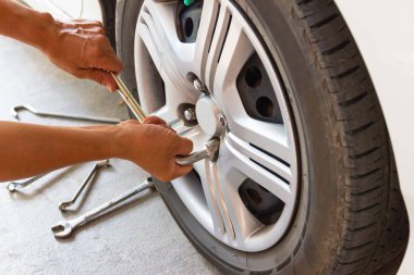 Araba mechanician değişen lastik araba tekerlek içinde oto tamircisi 