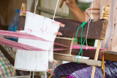 Yaşlı kadınlar ev yapımı ipek ya da tekstil üretimi Tayland için - ev tezgah dokuma - makine kullanıyorsanız 