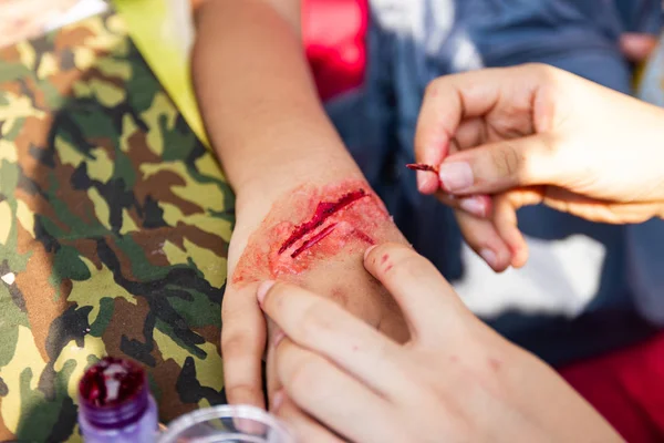 Experto Hacer Heridas Falsas Heridas Falsas Los Brazos Los Niños — Foto de Stock