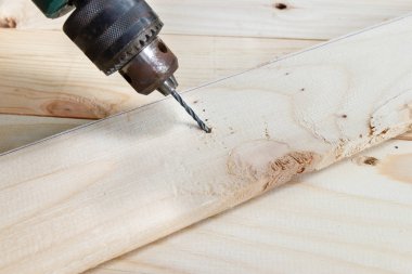 Ahşap matkap fıstıklı, kavram ahşap çalışma araçlar İnşaat