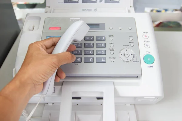 Hand Mann Verwenden Ein Faxgerät Senden Papier Büro Business Konzept — Stockfoto