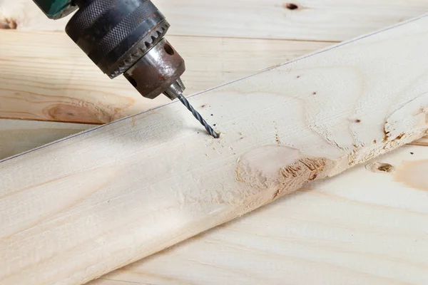 Ahşap matkap fıstıklı, kavram ahşap çalışma araçlar İnşaat