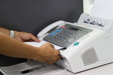 El adam office iş kavramı içinde bir faks makinesi kullanarak 