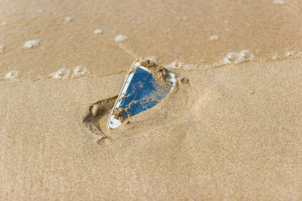 Telefone Celular Flutuou Para Mar Praia — Fotografia de Stock