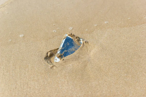 Cellulare Galleggiato Mare Spiaggia — Foto Stock