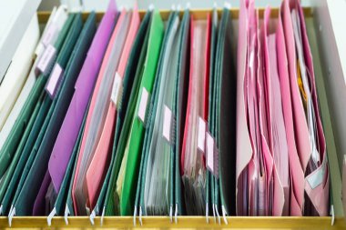 Dosyaları belge dosya klasörleri çalışma ofisinde Bangkok Tayland iş kavramı tam kağıtları yığınla çekmecede asılı 