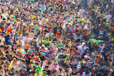 Bangkok Tayland - 13 Nisan 2018: Songkran Festivali, Bangkok Silom Road ünlü Songkran Festivali bu popüler su savaşı yerleştirir Bangkok, Tayland Songkran sırasında.