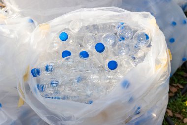 Plastik şişeler, boş kullanılan plastik şişe Plastik şişeleri geri dönüşüm kavramı yapay sandalye kullanılmıyor.