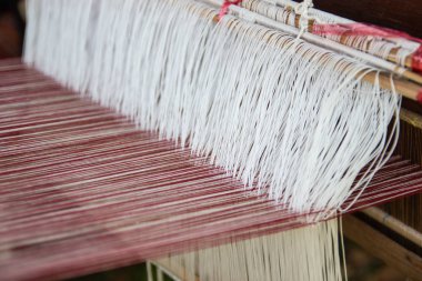 Ekipman ev dokuma dokuma - dokuma tezgâhı ipek dokuma veya tekstil üretim Tayland için ev yapımı ipek kullanılmış için ayrıntı 