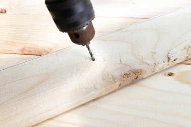 Ahşap matkap fıstıklı, kavram ahşap çalışma araçlar İnşaat