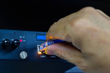 Sfp modül bağlantı Datacenter odasında kavramı iletişim teknolojisi bağlanmak için ağ kablolarını tutan adamın elini