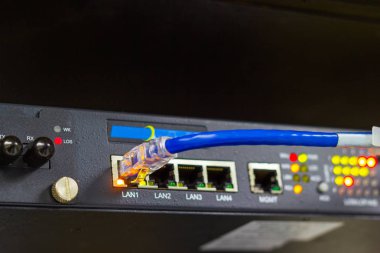 Ağ anahtarı rafa, ağ kabloları, Sfp modül bağlantı noktası Datacenter odasında kavramı iletişim teknolojisi