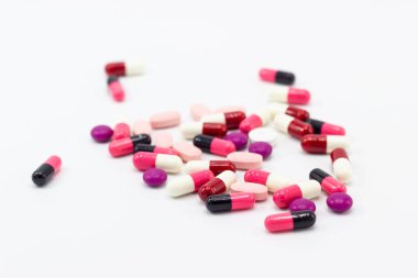 hap ve kapsül beyaz arka plan kavramı sağlık yığını