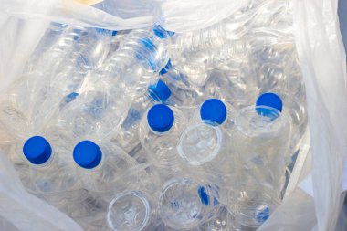 Plastik şişeler, boş kullanılan plastik şişe Plastik şişeleri geri dönüşüm kavramı yapay sandalye kullanılmıyor.