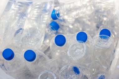 Plastik şişeler, boş kullanılan plastik şişe Plastik şişeleri geri dönüşüm kavramı yapay sandalye kullanılmıyor.