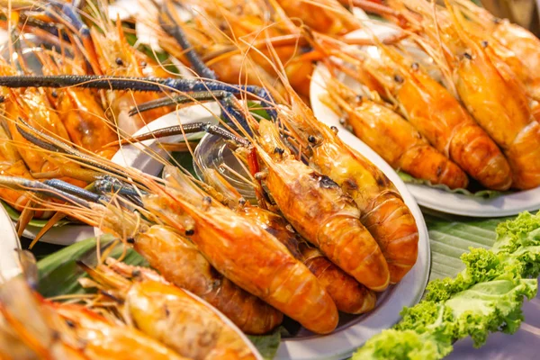 Crevettes Grillées Fruits Mer Sur Table Dans Marché Bangkok Thaïlande — Photo