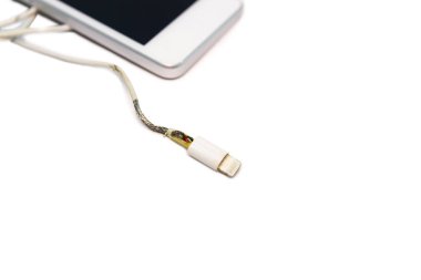 tehlike güvenli olmayan kablo zarar üzerinde beyaz arka plan kavramı tehlike kablo güvenli olmayan için telefon şarj cihazı eksikliği