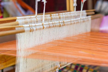 Ekipman ev dokuma dokuma - dokuma tezgâhı ipek dokuma veya tekstil üretim Tayland için ev yapımı ipek kullanılmış için ayrıntı 