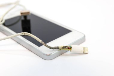 tehlike güvenli olmayan kablo zarar üzerinde beyaz arka plan kavramı tehlike kablo güvenli olmayan için telefon şarj cihazı eksikliği