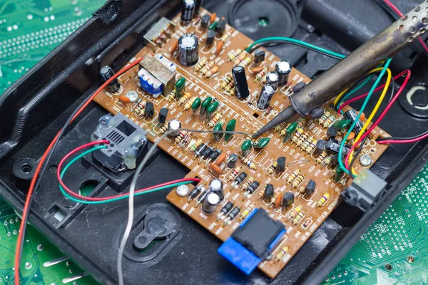 Técnico Reparação Eletrônica Placa Circuito Computador Por Ferros Solda Tecnologia — Fotografia de Stock