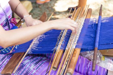 Bangkok Tayland: - 26 Ocak 2019: - Tay yaşlı kadınların makine kullanarak - ev tezgah dokuma ev işgali - ev yapımı ipek ya da Tekstil üretim Tayland için 