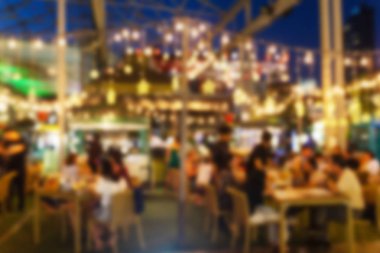 Bir restorandaki gece festivalinin soyut bulanık görüntüsü ve atmosfer, arka plan olarak Bokeh ile mutlu ve rahatlatıcı.
