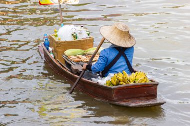 Damnoen Saduak yüzen Pazar, Tayland, Thailand: - 10 Ağustos 2018: - Bu Tayland kayan bir pazar olduğunu ve almak bir tekne yüzen Pazar Damnoen Saduak, Tayland sonra büyük bir tur var