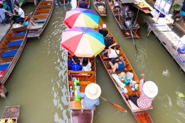 Damnoen Saduak yüzen Pazar, Tayland, Thailand: - 10 Ağustos 2018: - Bu Tayland kayan bir pazar olduğunu ve almak bir tekne yüzen Pazar Damnoen Saduak, Tayland sonra büyük bir tur var
