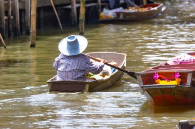 Damnoen Saduak yüzen Pazar, Tayland, Thailand: - 10 Ağustos 2018: - Bu Tayland kayan bir pazar olduğunu ve almak bir tekne yüzen Pazar Damnoen Saduak, Tayland sonra büyük bir tur var