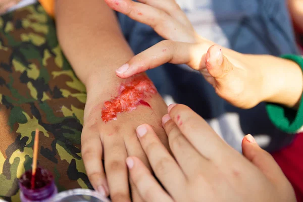 Especialista Para Fazer Feridas Falsas Ferimentos Falsos Nos Braços Das — Fotografia de Stock