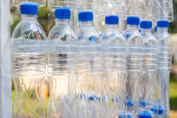 Пластиковые бутылки, Концепция переработки Пустые использованные пластиковые бутылки пластиковые бутылки не используются в качестве искусственных стульев
.