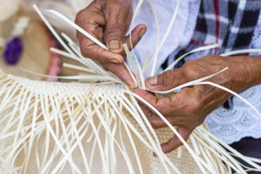Köylüler Bangkok Tayland, Tayland el yapımı ürün topluluk halkının günlük kullanım eşyaları için farklı formları içine örmeye bambu çizgili aldı.  