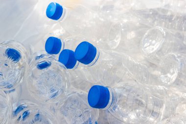 Plastik atık - plastik şişe, boş kullanılan plastik şişe geri dönüşüm kavramı 
