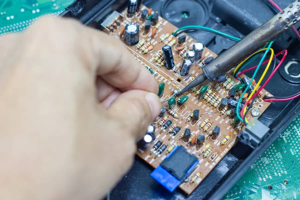 Técnico Reparação Eletrônica Placa Circuito Computador Por Ferros Solda Tecnologia — Fotografia de Stock