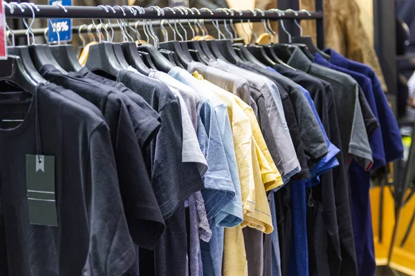 Shirt Colorida Cabides Para Venda Lojas Departamento — Fotografia de Stock