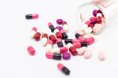 hap ve kapsül beyaz arka plan kavramı sağlık yığını