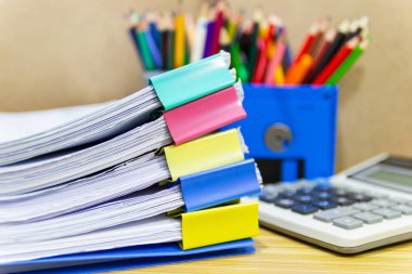 Dosya dizini ve iş raporları yığını bir iş ofisindeki masa üzerinde kağıt dosyası, iş ofisindeki kavram belgesi